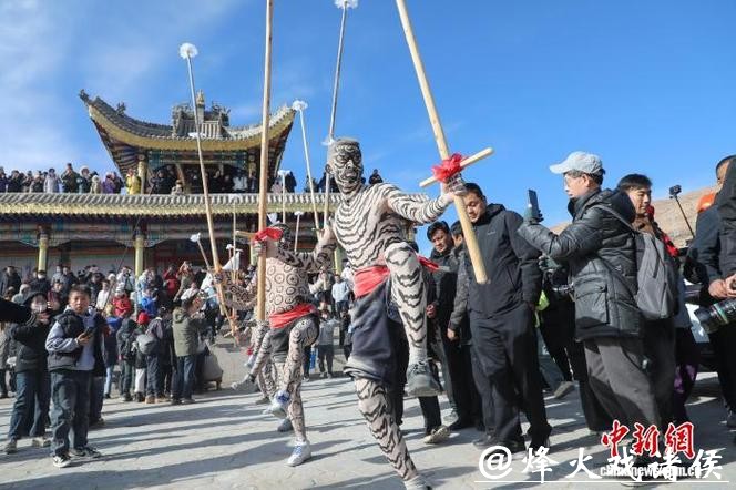 青海古村“於菟”跃古堡 祈福新年平安